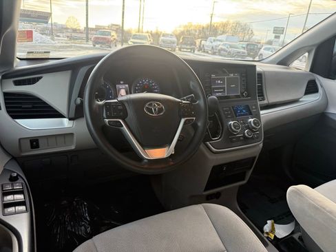Used 2020 Toyota Sienna L image 5