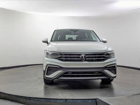 Used 2023 Volkswagen Tiguan SE w/ Panoramic Sunroof Package image 12