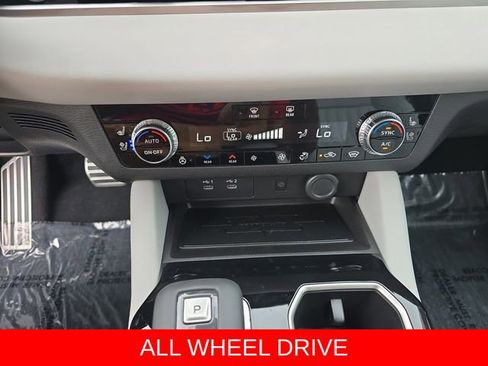 Used 2025 Mitsubishi Outlander AWD image 28
