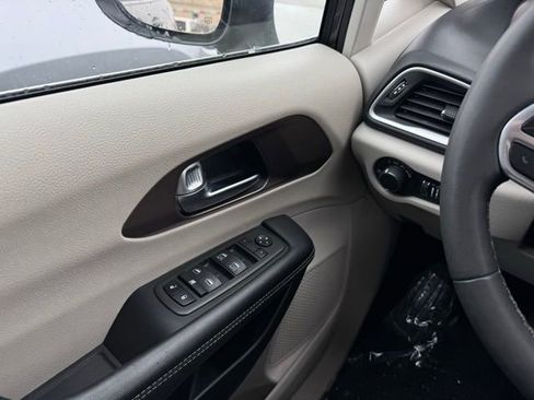 Used 2023 Chrysler Voyager LX image 28