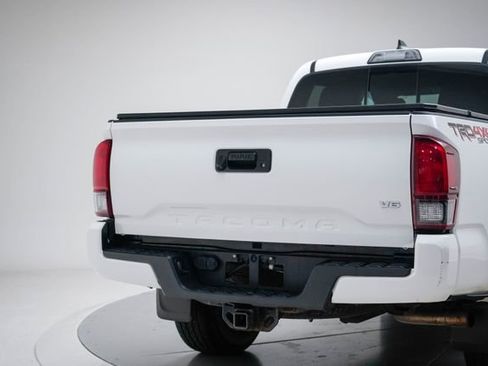 Used 2018 Toyota Tacoma TRD Sport AWD/4WD image 12