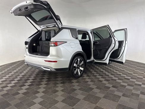 Used 2025 Mitsubishi Outlander SE image 16