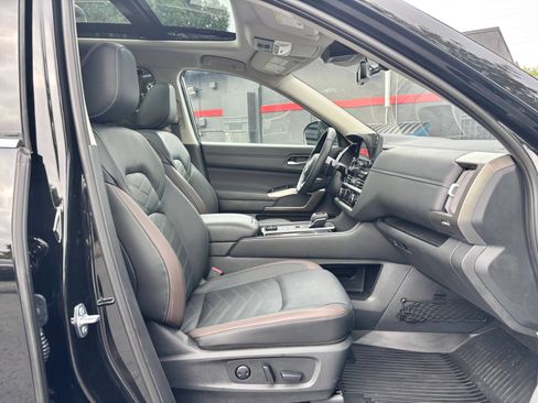 Used 2025 Nissan Pathfinder Platinum AWD/4WD image 7