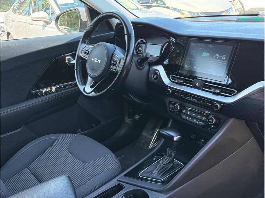 Used 2022 Kia Niro LXS FWD image 6