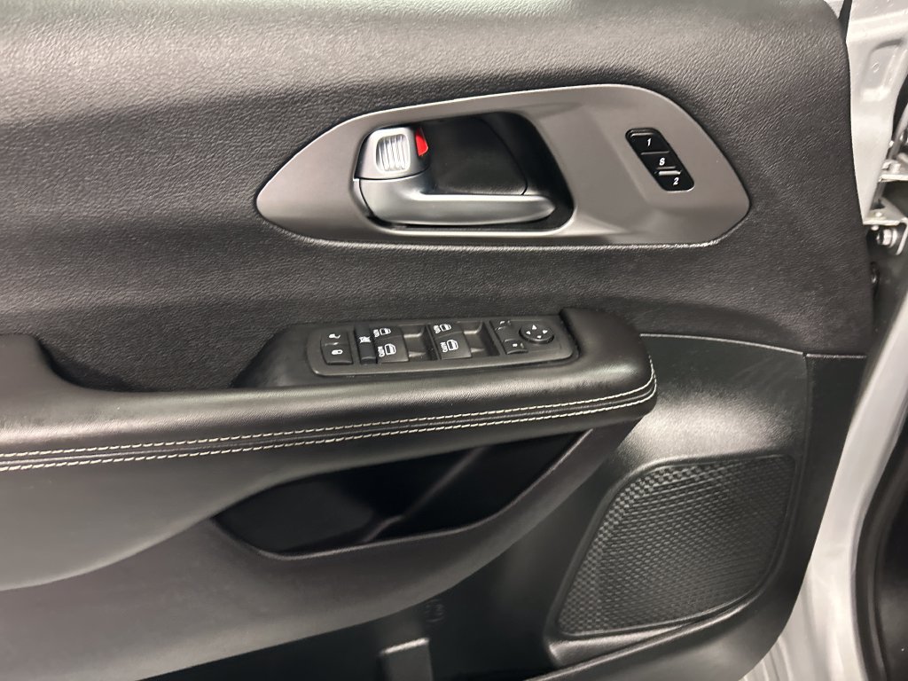 Used 2026 Chrysler Pacifica Select w/ S Appearance Package FWD image 14
