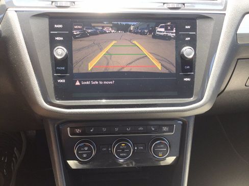 Used 2018 Volkswagen Tiguan SEL AWD/4WD image 34