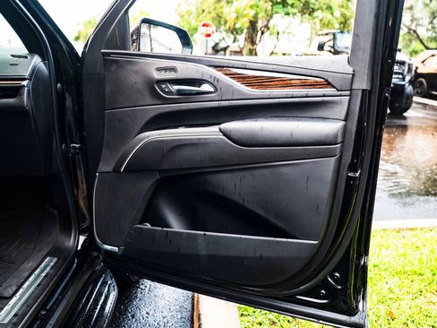 Used 2021 Cadillac Escalade ESV Luxury RWD image 24