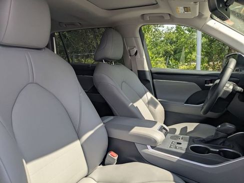 Certified 2025 Toyota Highlander XLE FWD image 35