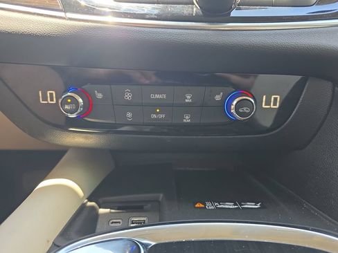 Used 2022 Buick Enclave Essence FWD image 29