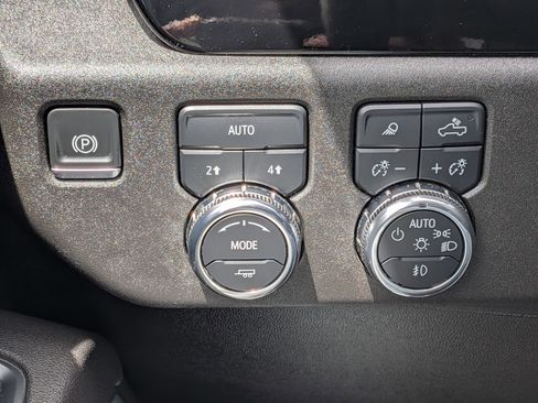Used 2025 GMC Sierra 1500 SLT AWD/4WD image 17
