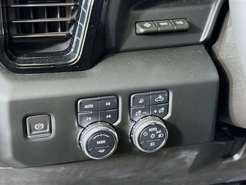 Used 2024 GMC Sierra 2500 AT4 w/ AT4 Premium Plus Package AWD/4WD image 10