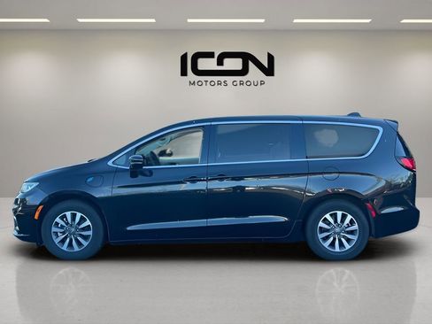 Used 2024 Chrysler Pacifica Select image 2