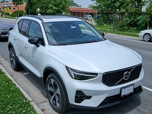 New 2026 Volvo XC40 B5 Plus w/ Protection Package Premier AWD/4WD image 4