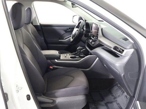 Used 2024 Toyota Highlander LE AWD/4WD image 28