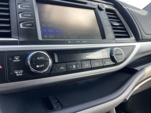 Used 2017 Toyota Highlander LE AWD/4WD image 10