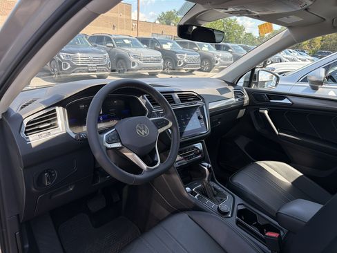 Used 2024 Volkswagen Tiguan SE w/ Panoramic Sunroof Package AWD/4WD image 8