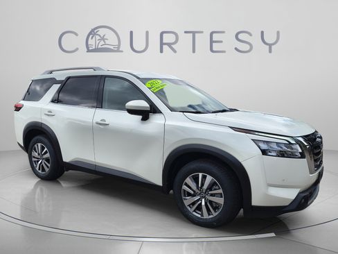 Certified 2022 Nissan Pathfinder SL w/ Cargo Package AWD/4WD image 9