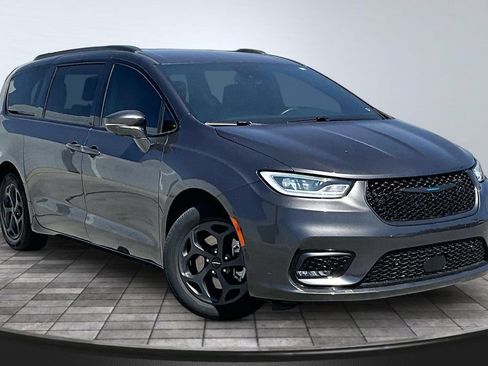 Used 2021 Chrysler Pacifica Limited w/ Uconnect Theater Family Group FWD image 33