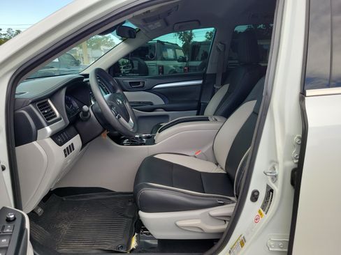 Used 2018 Toyota Highlander LE FWD image 17