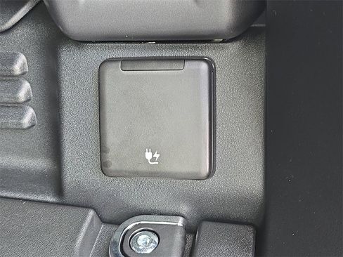 New 2026 Land Rover Defender 110 X-Dynamic SE image 13