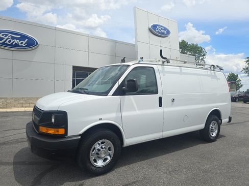 Used 2015 Chevrolet Express 2500 RWD image 2