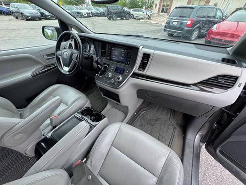 Used 2019 Toyota Sienna XLE image 9