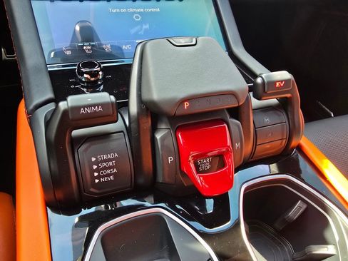 Used 2025 Lamborghini Urus SE AWD/4WD image 47