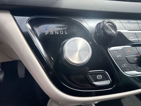Used 2024 Chrysler Pacifica Touring-L FWD image 19