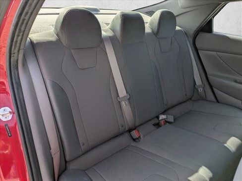 Certified 2021 Hyundai Elantra SE FWD image 18