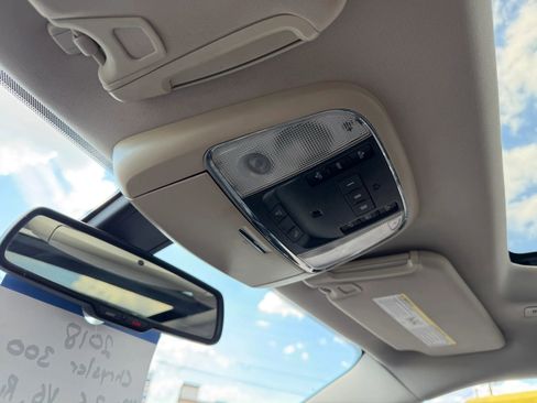 Used 2018 Chrysler 300 Touring L image 22