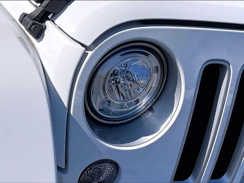 Used 2018 Jeep Wrangler Unlimited Sahara w/ Connectivity Group image 27