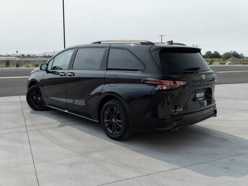Used 2025 Toyota Sienna XSE AWD/4WD image 7