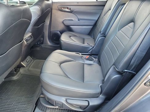 Used 2021 Toyota Highlander XLE AWD/4WD image 8
