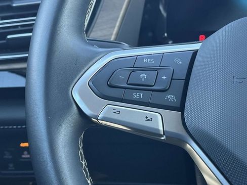 Used 2025 Volkswagen Atlas SE image 28