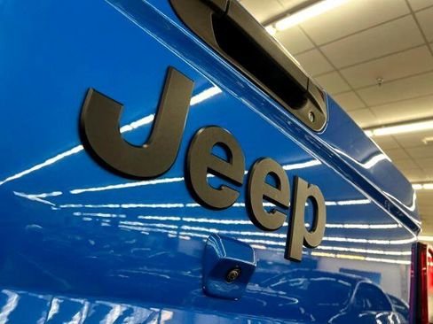 Used 2021 Jeep Gladiator Sport image 26