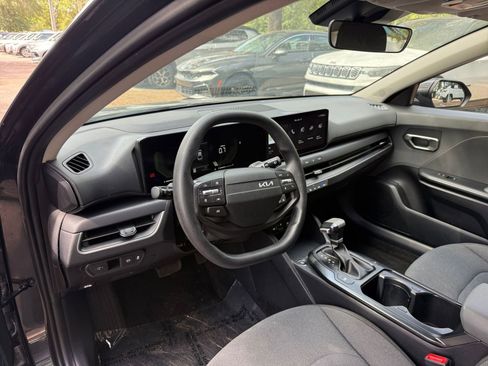 Used 2025 Kia K4 LXS image 32