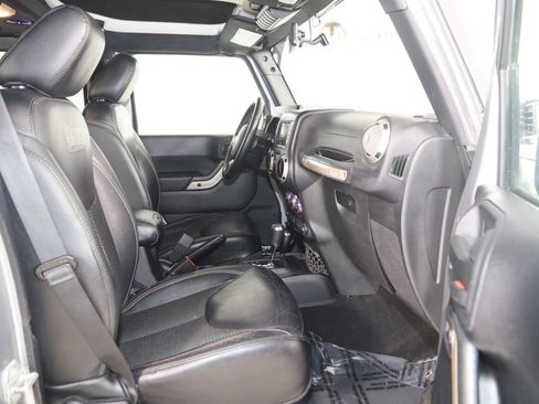 Used 2016 Jeep Wrangler Unlimited Sahara image 12