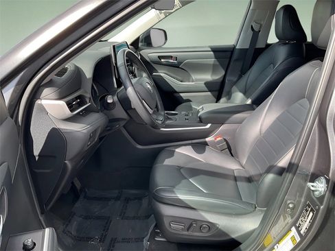 Used 2024 Toyota Highlander XLE image 2