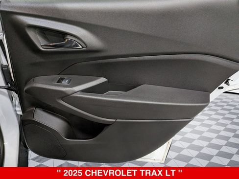 Used 2025 Chevrolet Trax LT w/ Driver Confidence Package FWD image 30