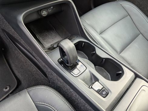 Used 2025 Volvo XC40 B5 Core image 14