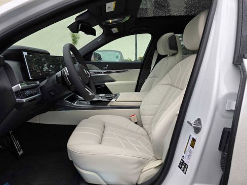 Used 2025 BMW 740i xDrive w/ Executive Package image 21