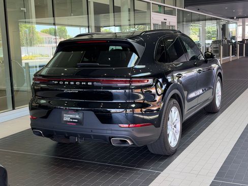 Certified 2025 Porsche Cayenne AWD/4WD image 9