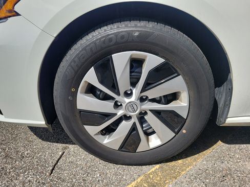 Used 2025 Nissan Altima 2.5 S FWD image 3