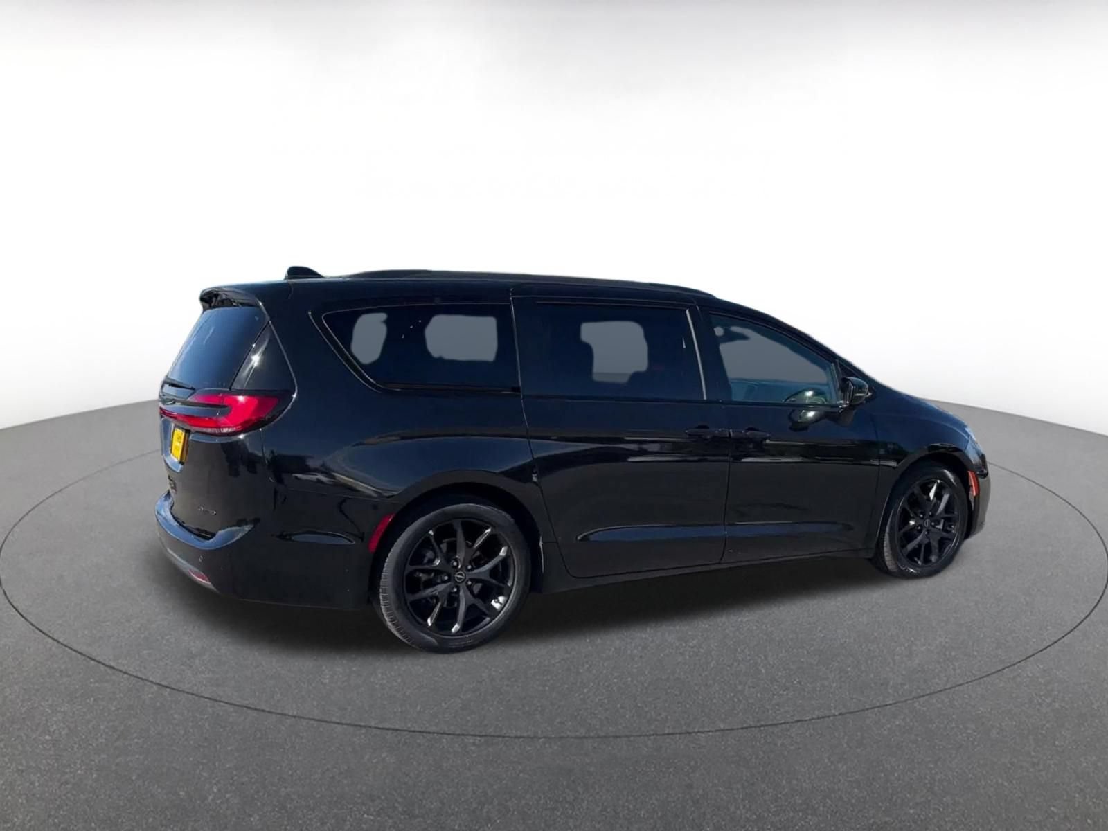 Used 2025 Chrysler Pacifica Limited FWD image 13