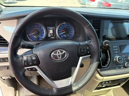 Used 2015 Toyota Sienna XLE Premium FWD image 18