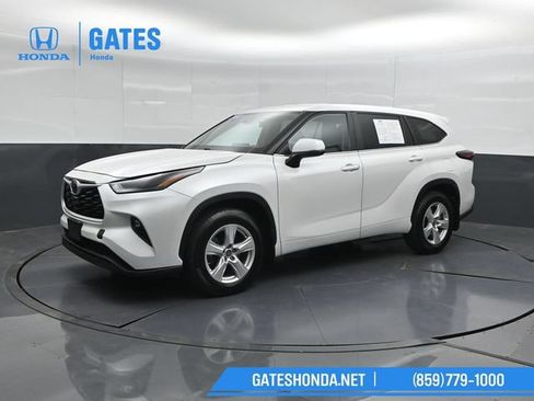 Used 2024 Toyota Highlander LE AWD/4WD image 6
