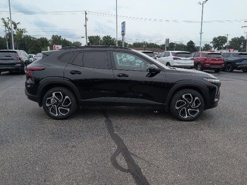 Used 2024 Chevrolet Trax RS w/ Sunroof Package FWD image 8