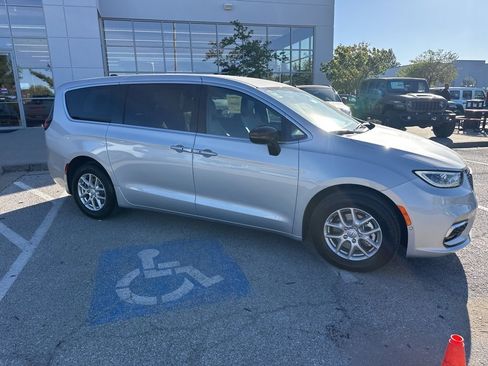 New 2026 Chrysler Pacifica Select image 35