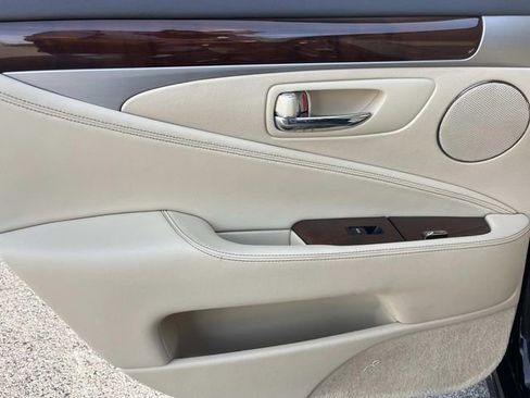 Used 2015 Lexus LS 460 w/ Comfort Package RWD image 18