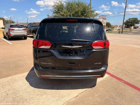 Used 2017 Chrysler Pacifica Limited FWD image 4
